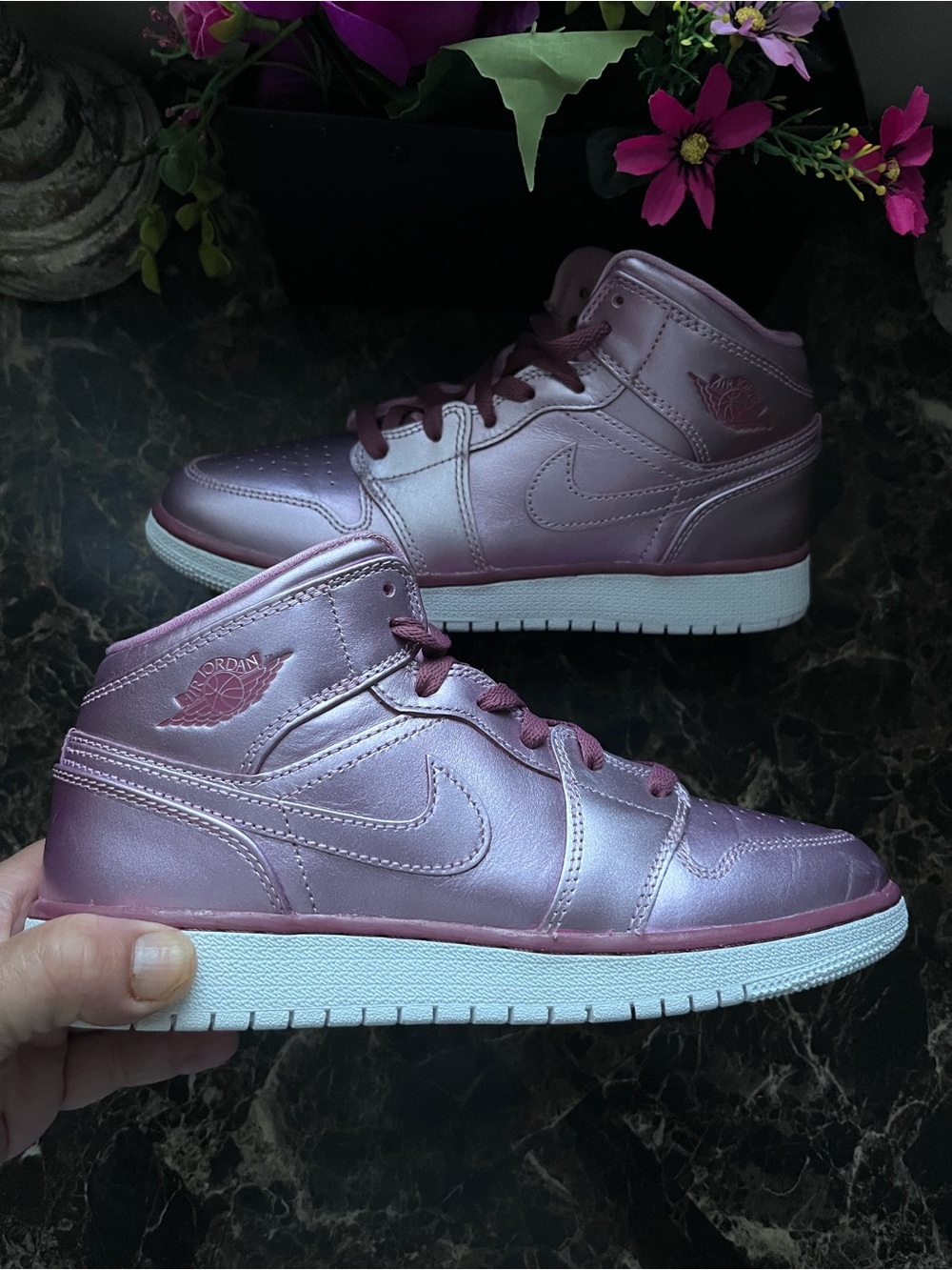 Jordan 1 Mid
Pink Rise
Streetwear/Lifestyle Shoes
Size 6.5 Youth/8 Women